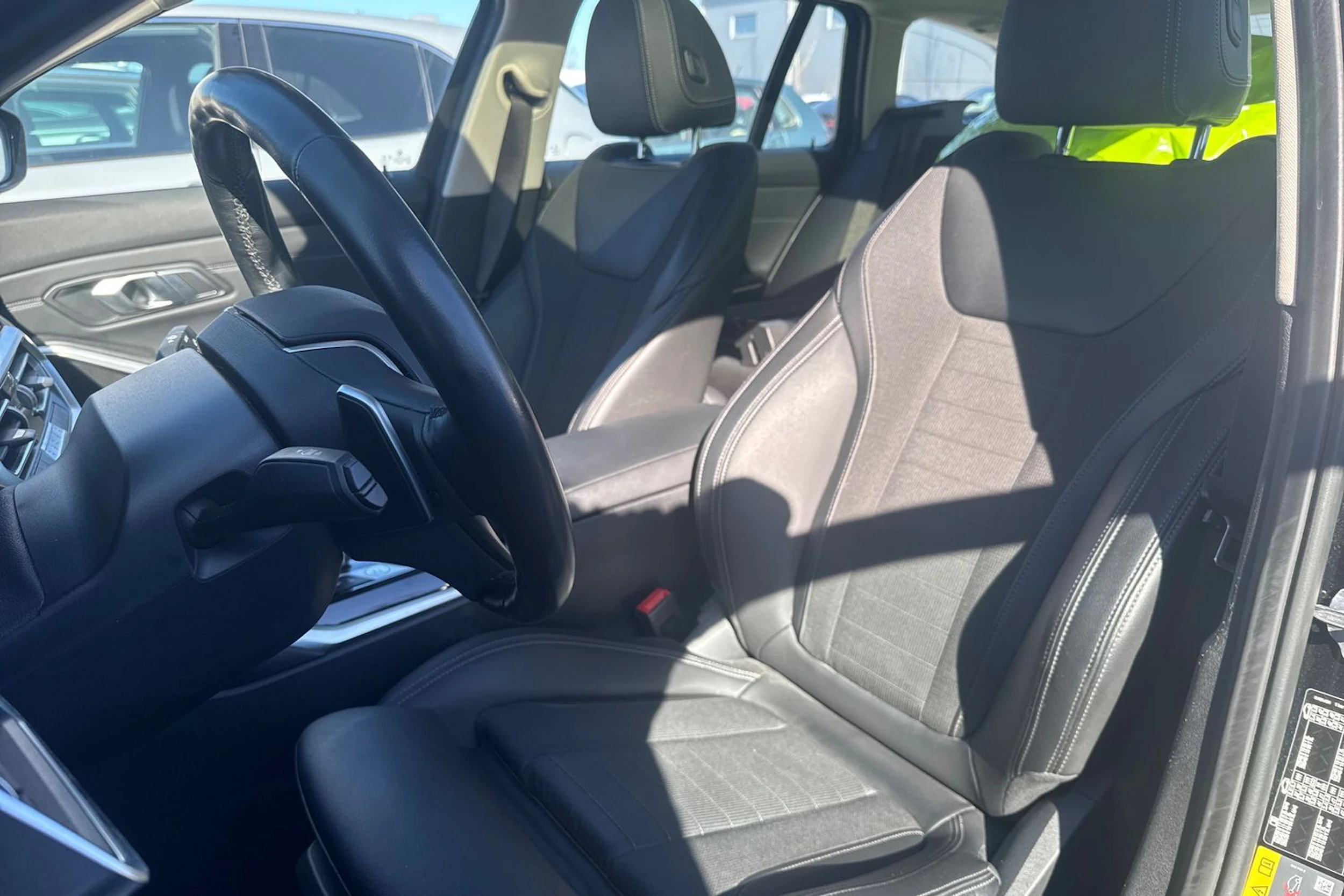 musta BMW 330 2021 kuva 6.