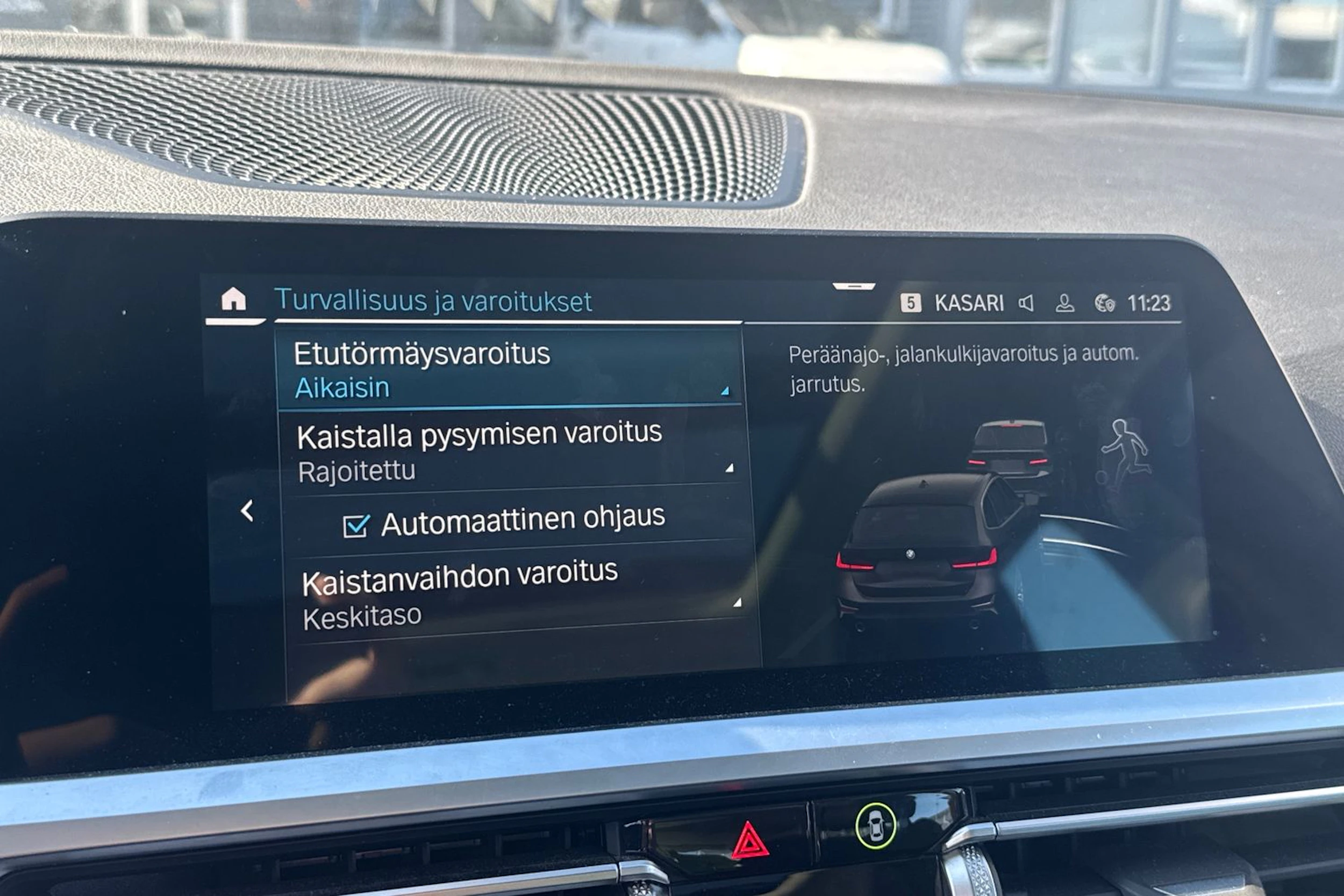 musta BMW 330 2021 kuva 7.