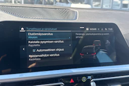 musta BMW 330 2021 kuva 7.