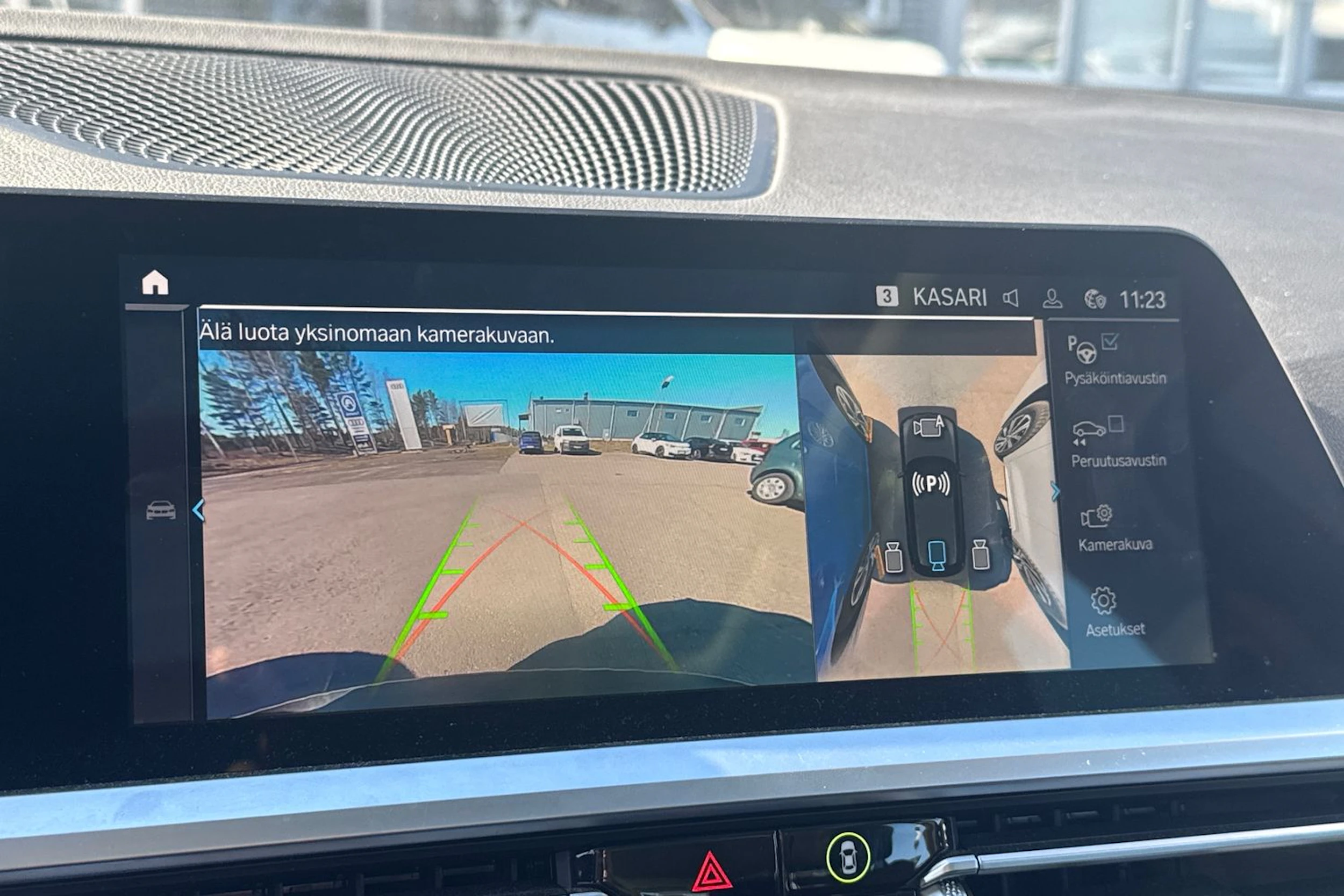 musta BMW 330 2021 kuva 8.