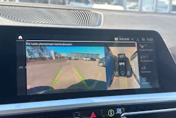 musta BMW 330 2021 kuva 8.