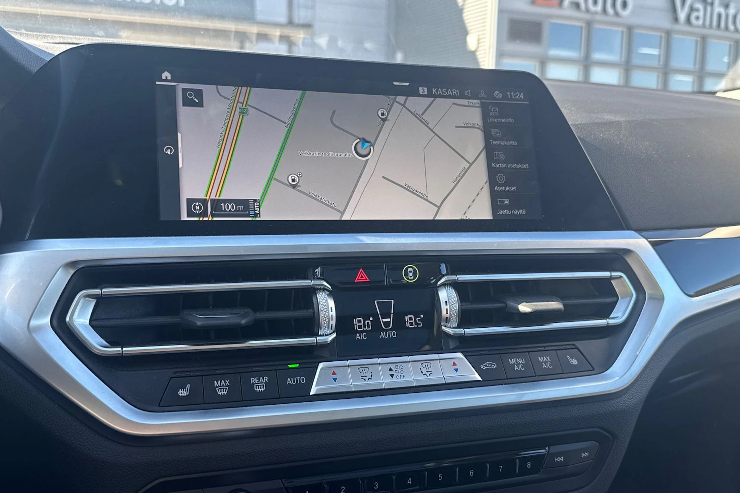 musta BMW 330 2021 kuva 9.