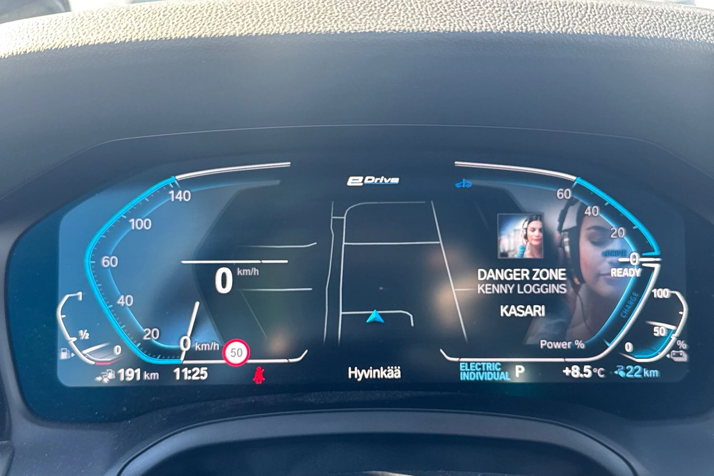 musta BMW 330 2021 kuva 11.