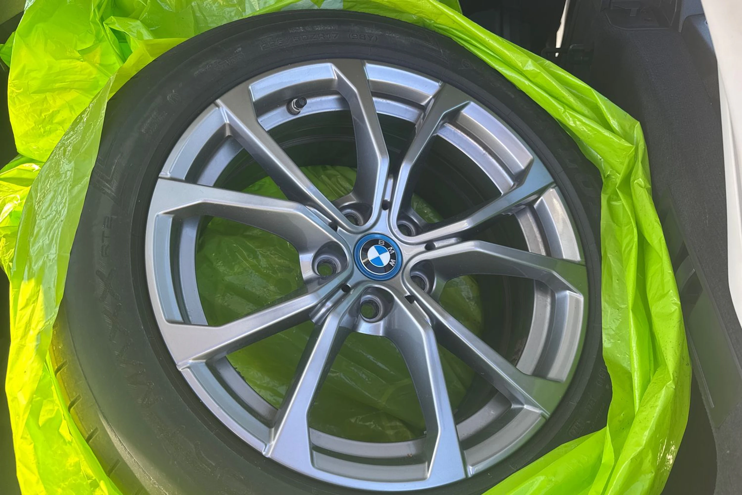 musta BMW 330 2021 kuva 12.