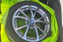 musta BMW 330 2021 kuva 12.