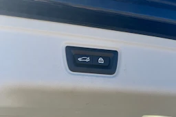 musta BMW 330 2021 kuva 13.