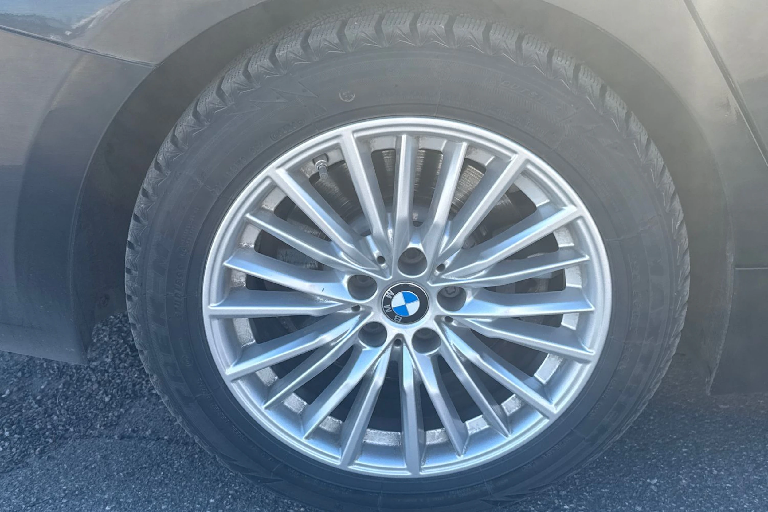 musta BMW 330 2021 kuva 14.