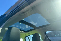 musta BMW 330 2021 kuva 15.