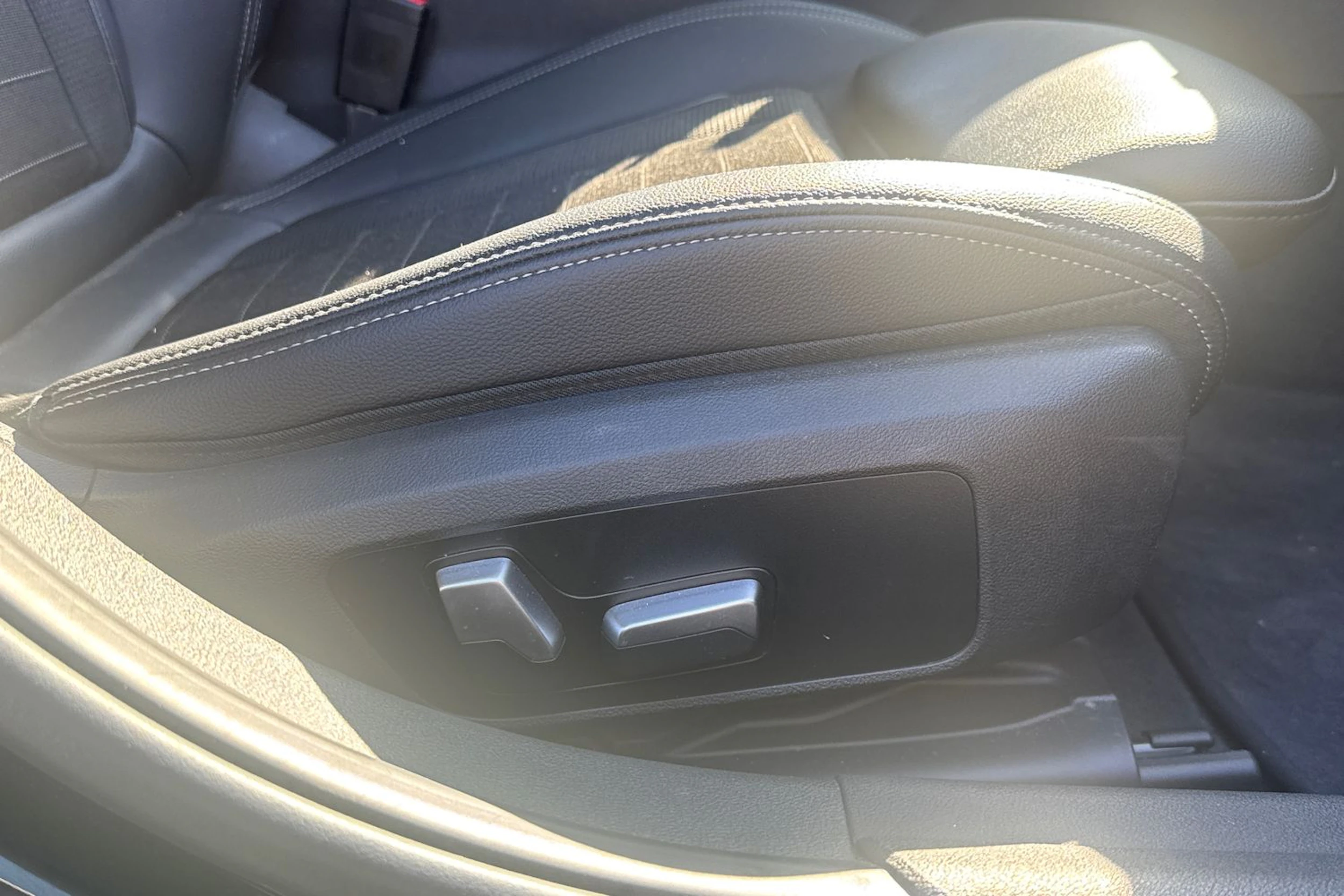 musta BMW 330 2021 kuva 16.