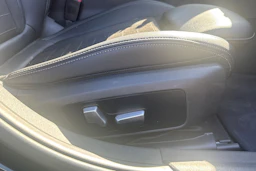 musta BMW 330 2021 kuva 16.