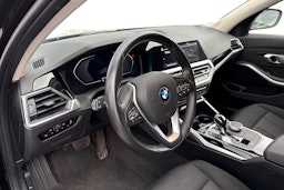 musta BMW 330 2021 kuva 3.