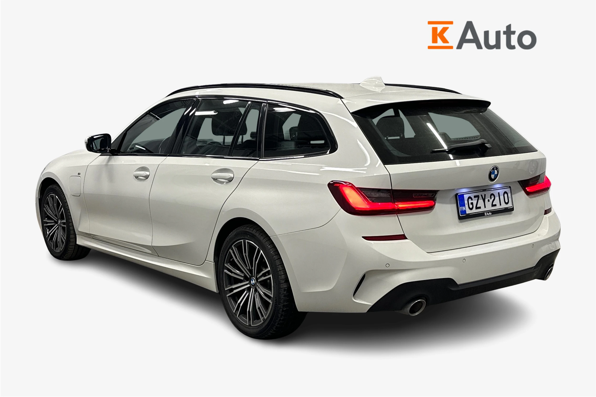 valkoinen BMW 330 2021 kuva 2.