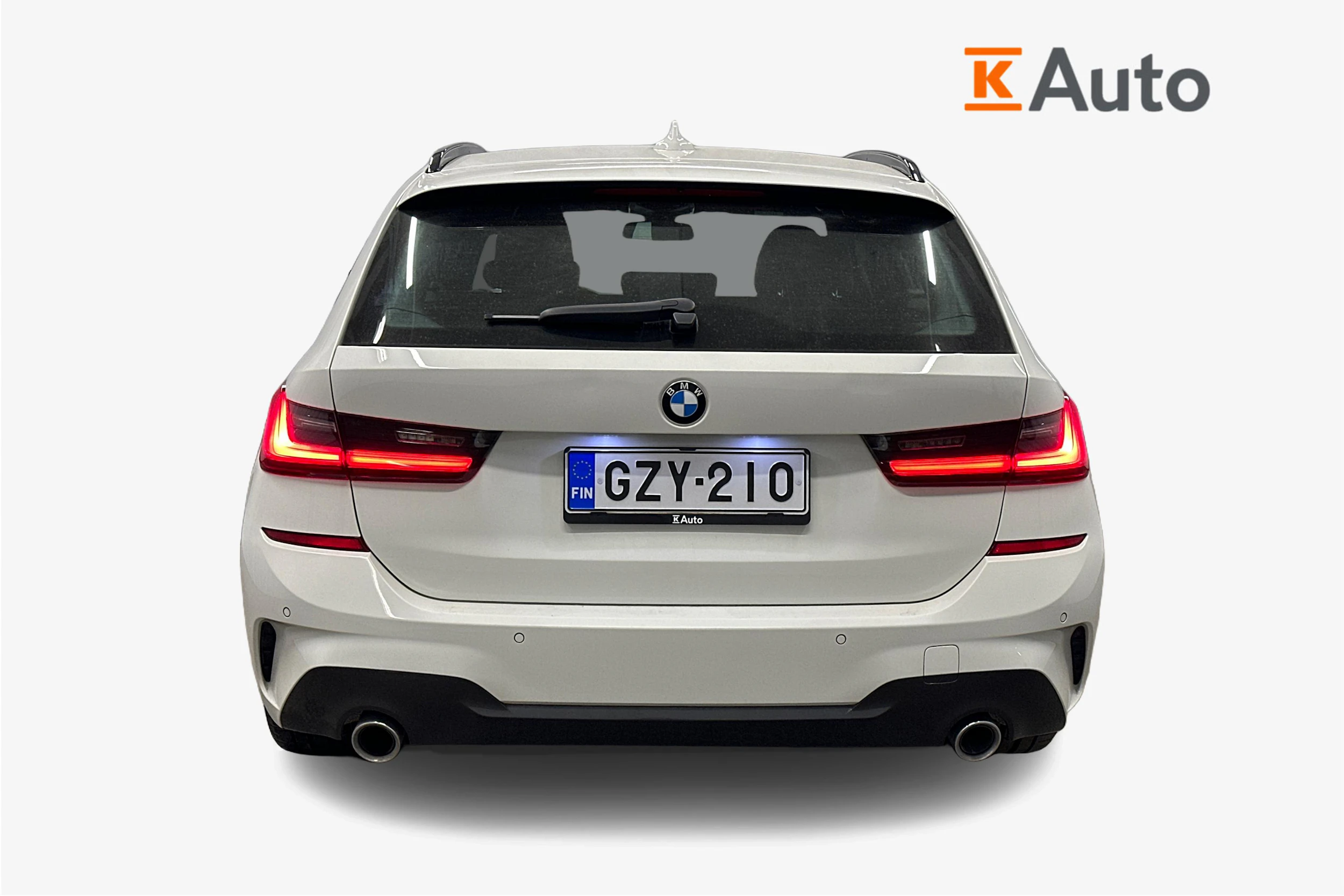 valkoinen BMW 330 2021 kuva 3.