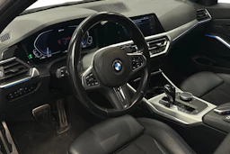 valkoinen BMW 330 2021 kuva 6.