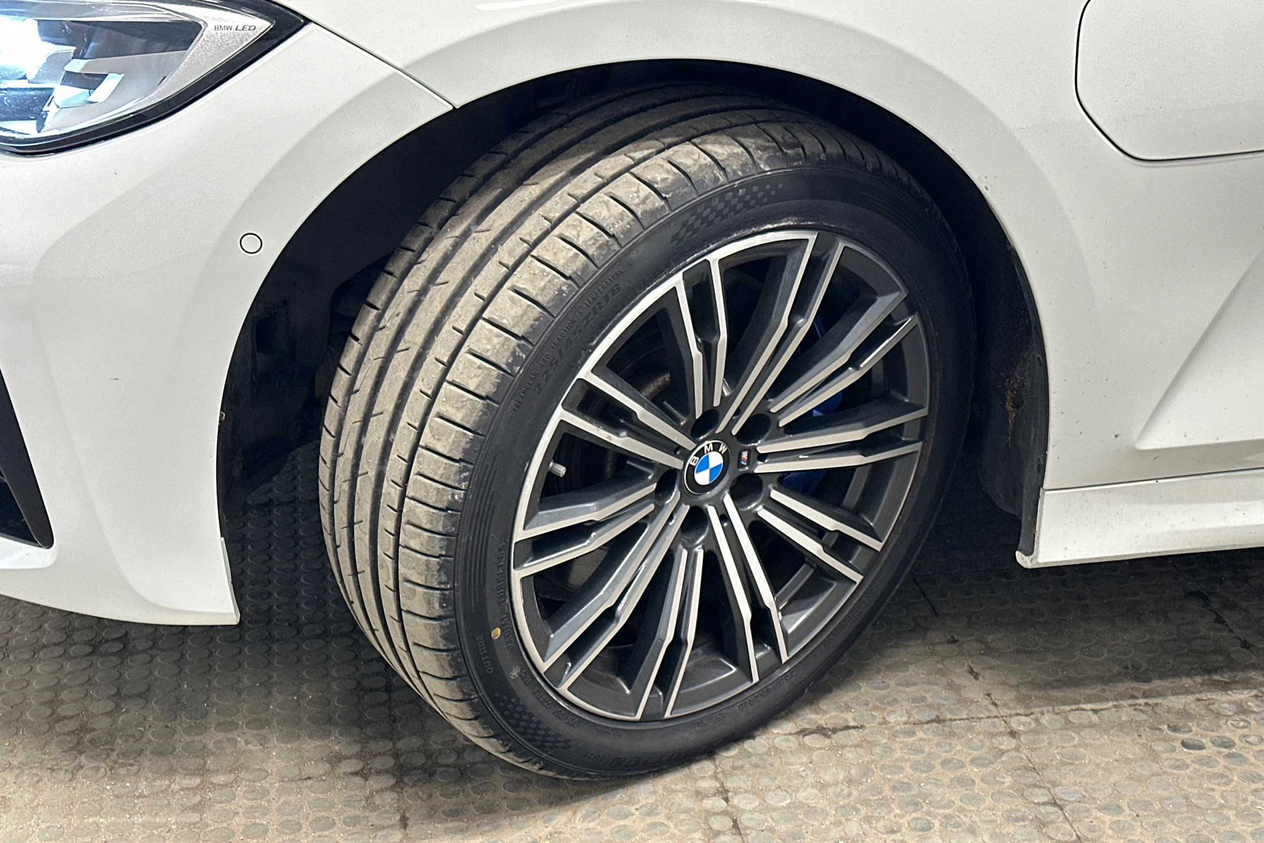 valkoinen BMW 330 2021 kuva 10.