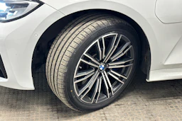 valkoinen BMW 330 2021 kuva 10.