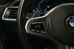 valkoinen BMW 330 2021 kuva 11.