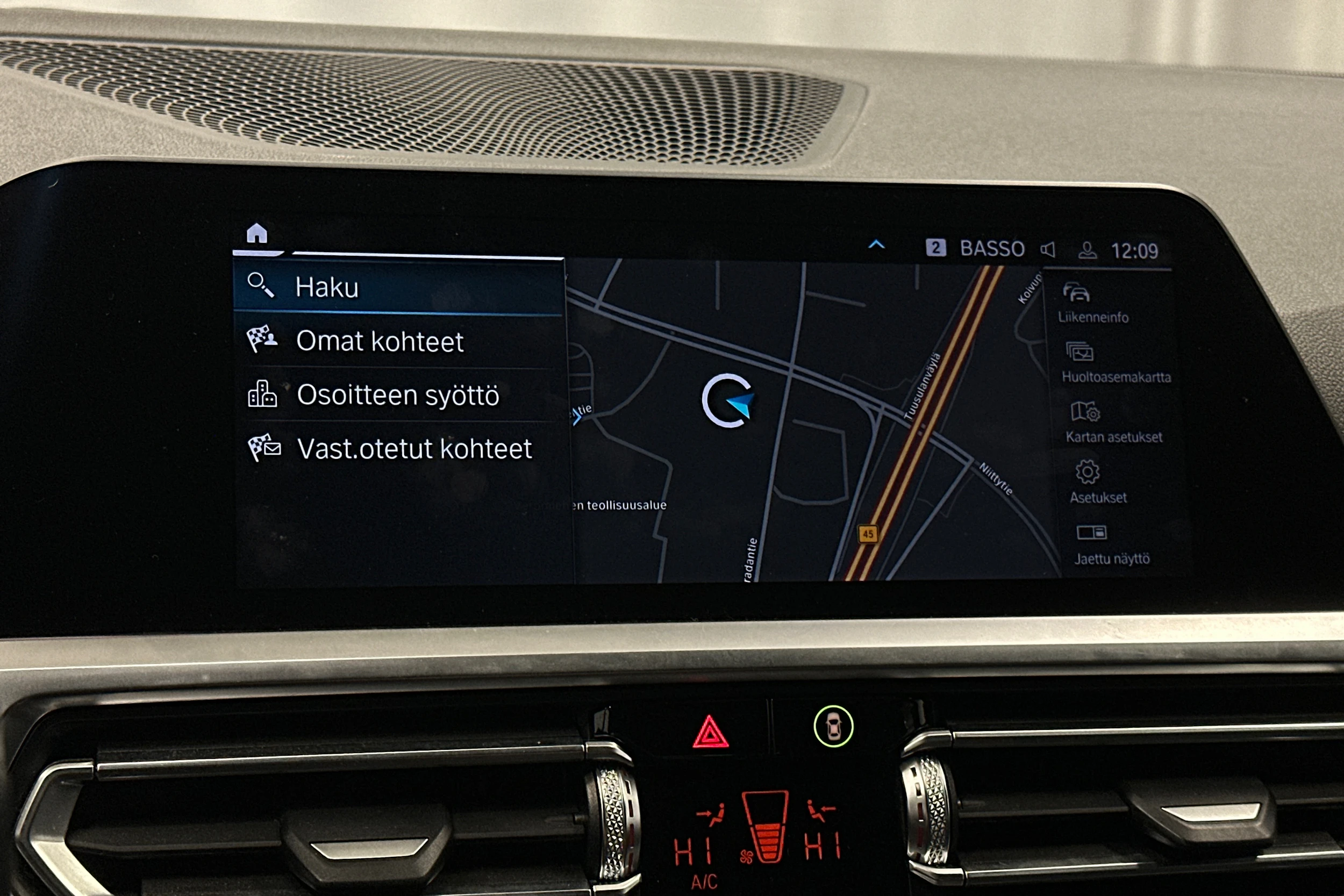 valkoinen BMW 330 2021 kuva 19.