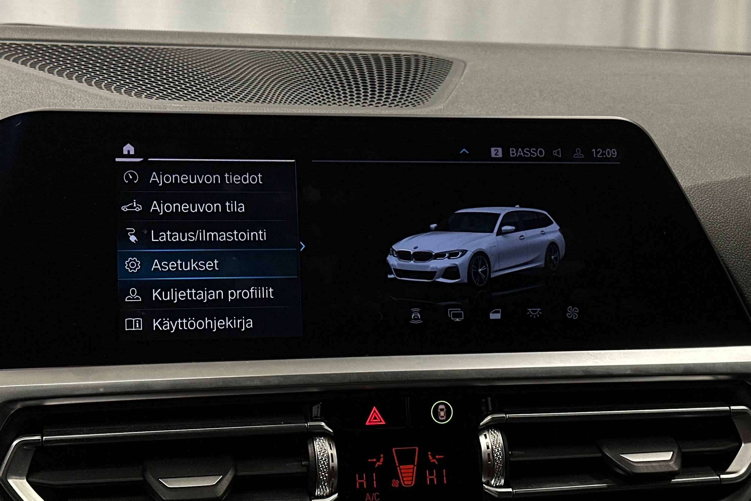 valkoinen BMW 330 2021 kuva 20.