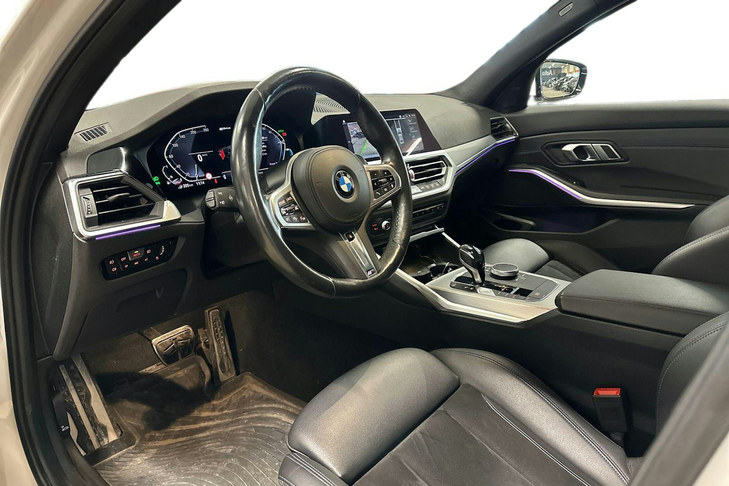 valkoinen BMW 330 2021 kuva 3.