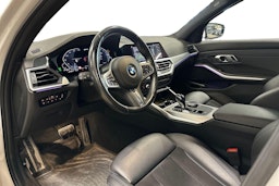 valkoinen BMW 330 2021 kuva 3.