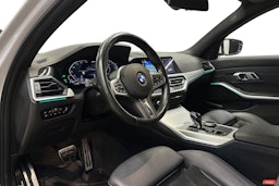 valkoinen BMW 330 2021 kuva 7.