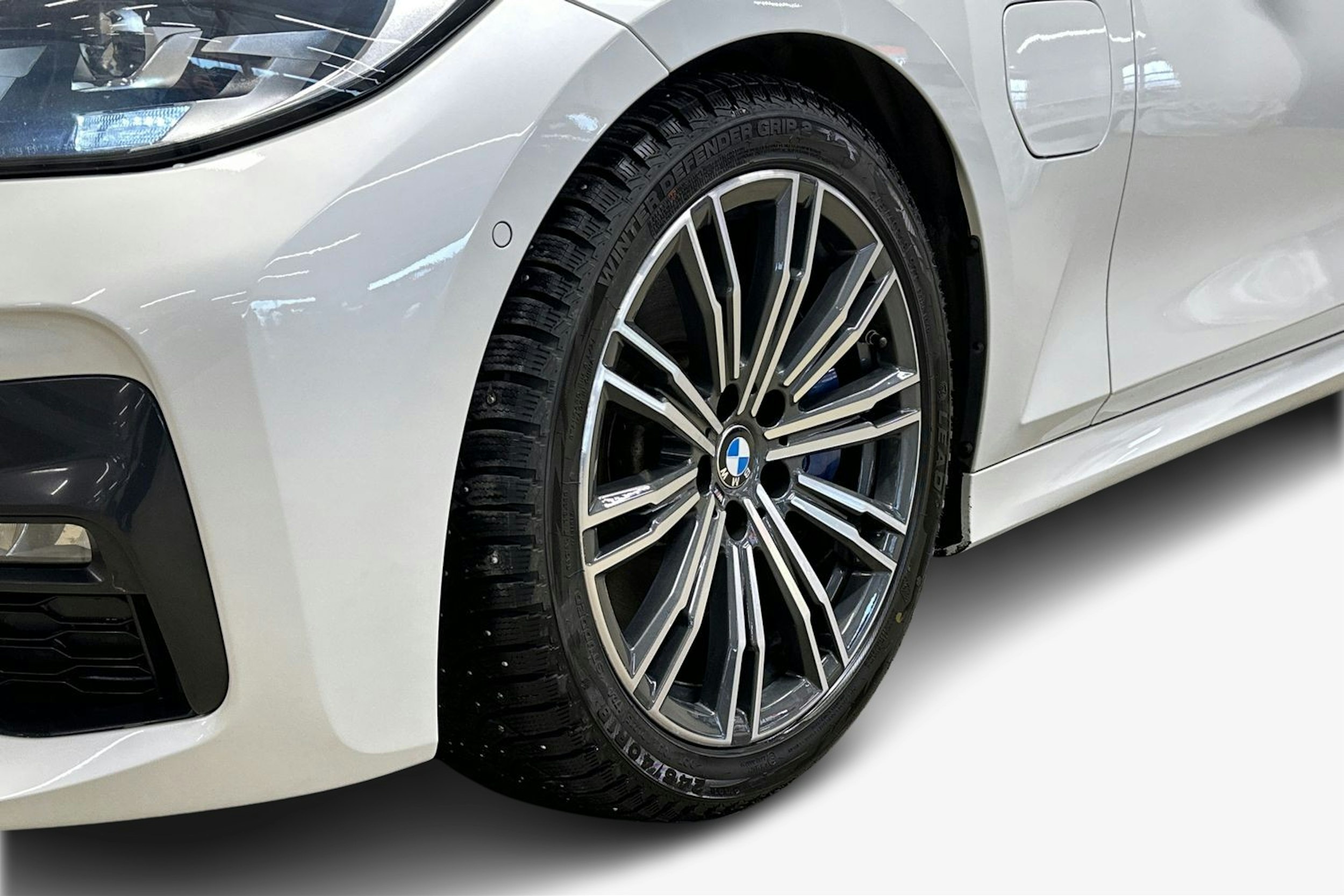 valkoinen BMW 330 2021 kuva 11.