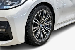 valkoinen BMW 330 2021 kuva 11.