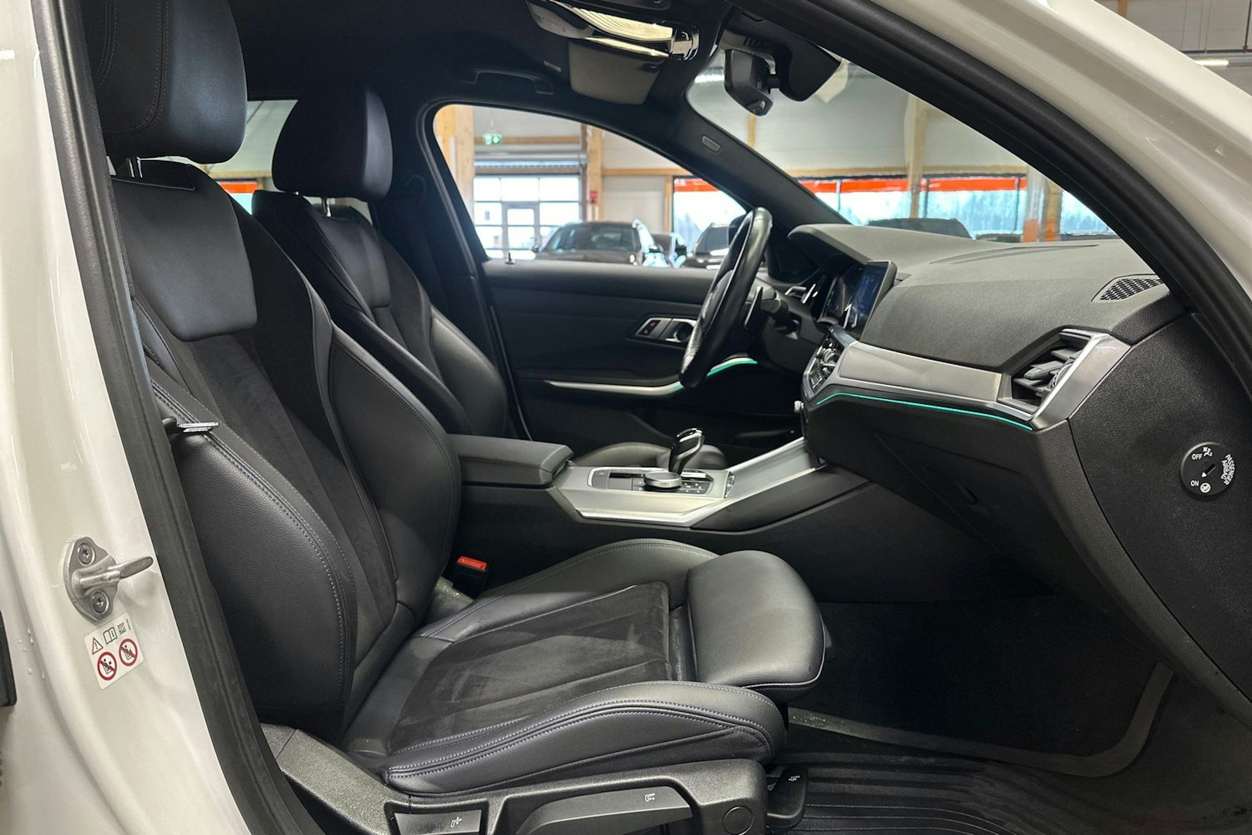 valkoinen BMW 330 2021 kuva 14.