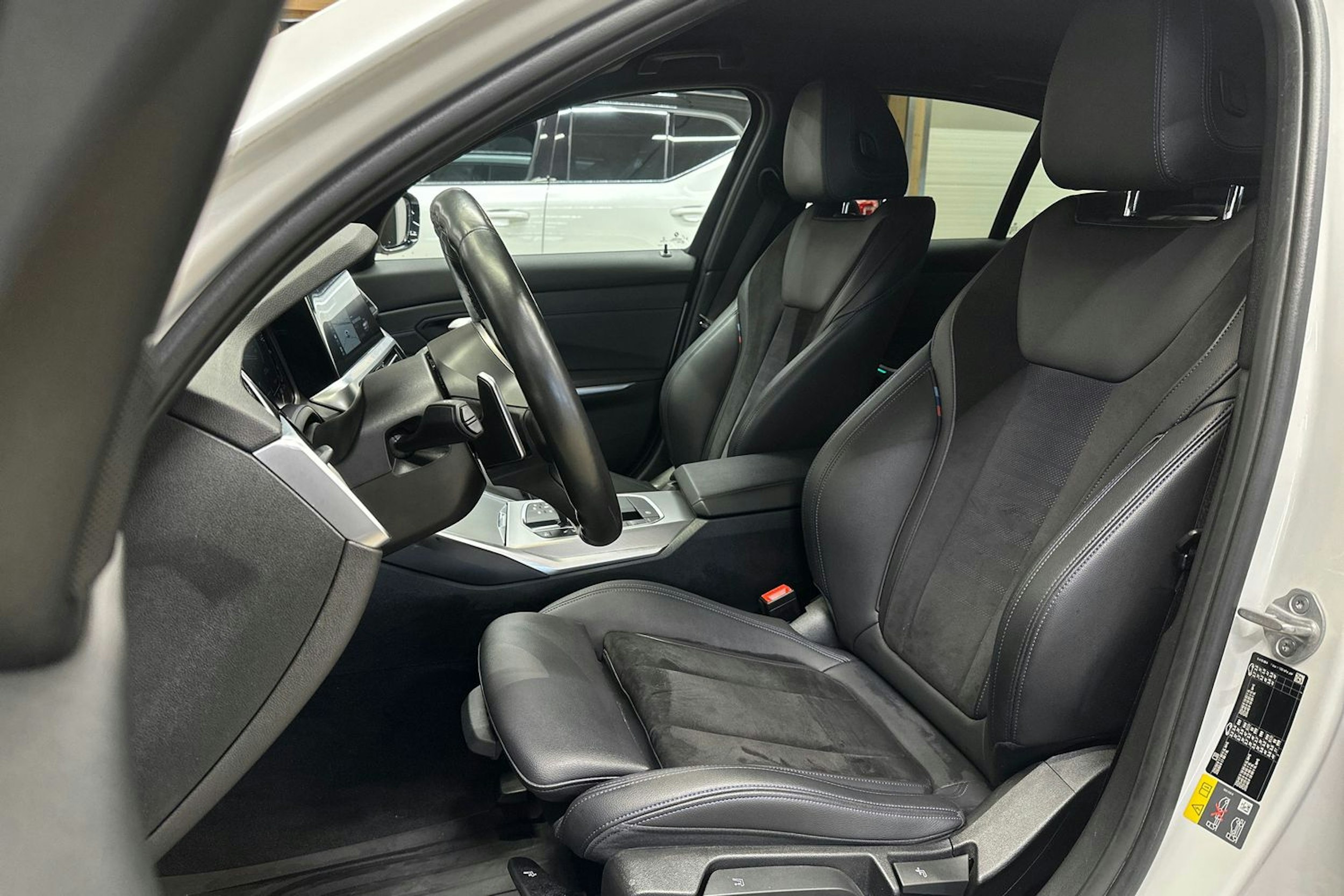 valkoinen BMW 330 2021 kuva 15.