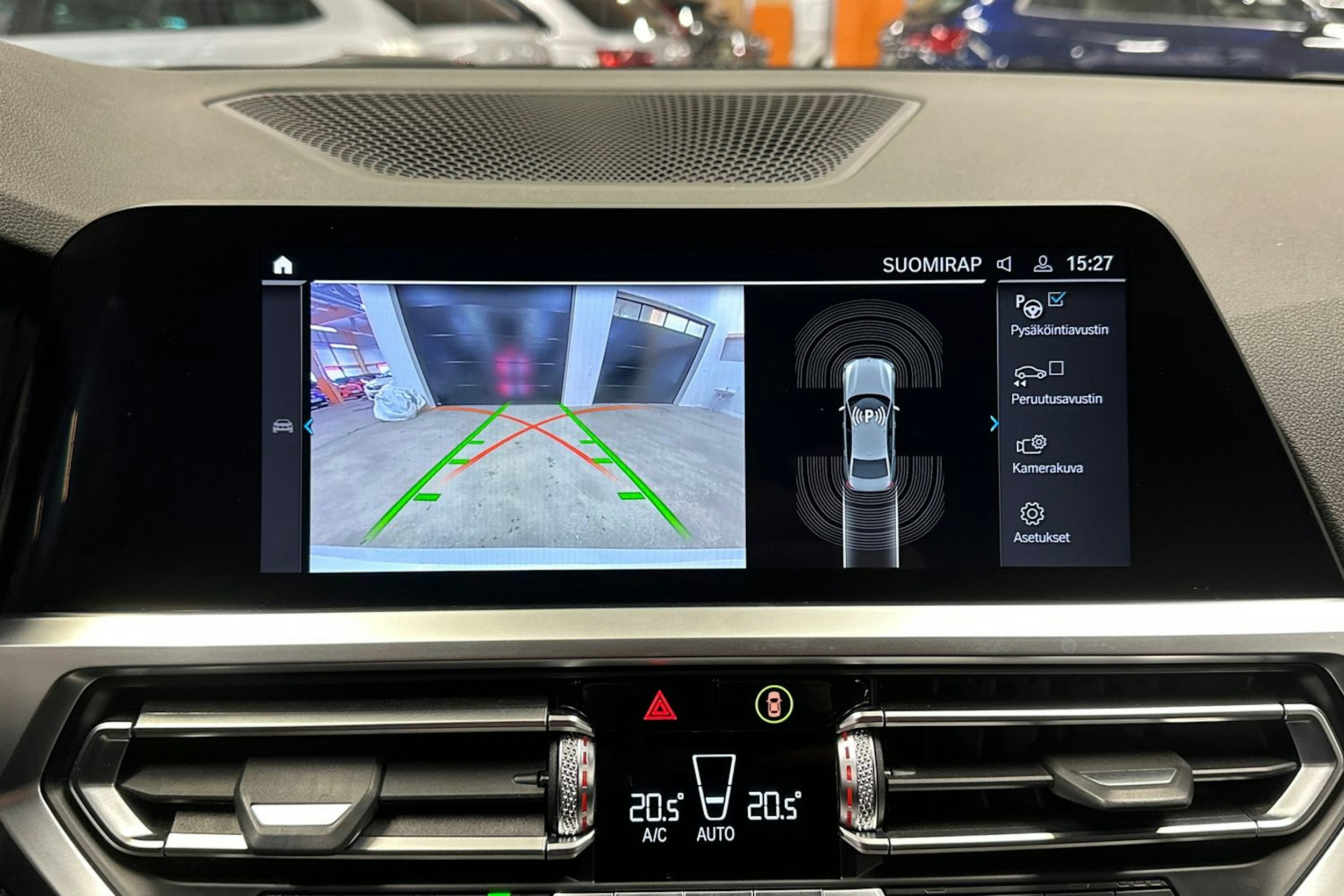 valkoinen BMW 330 2021 kuva 16.