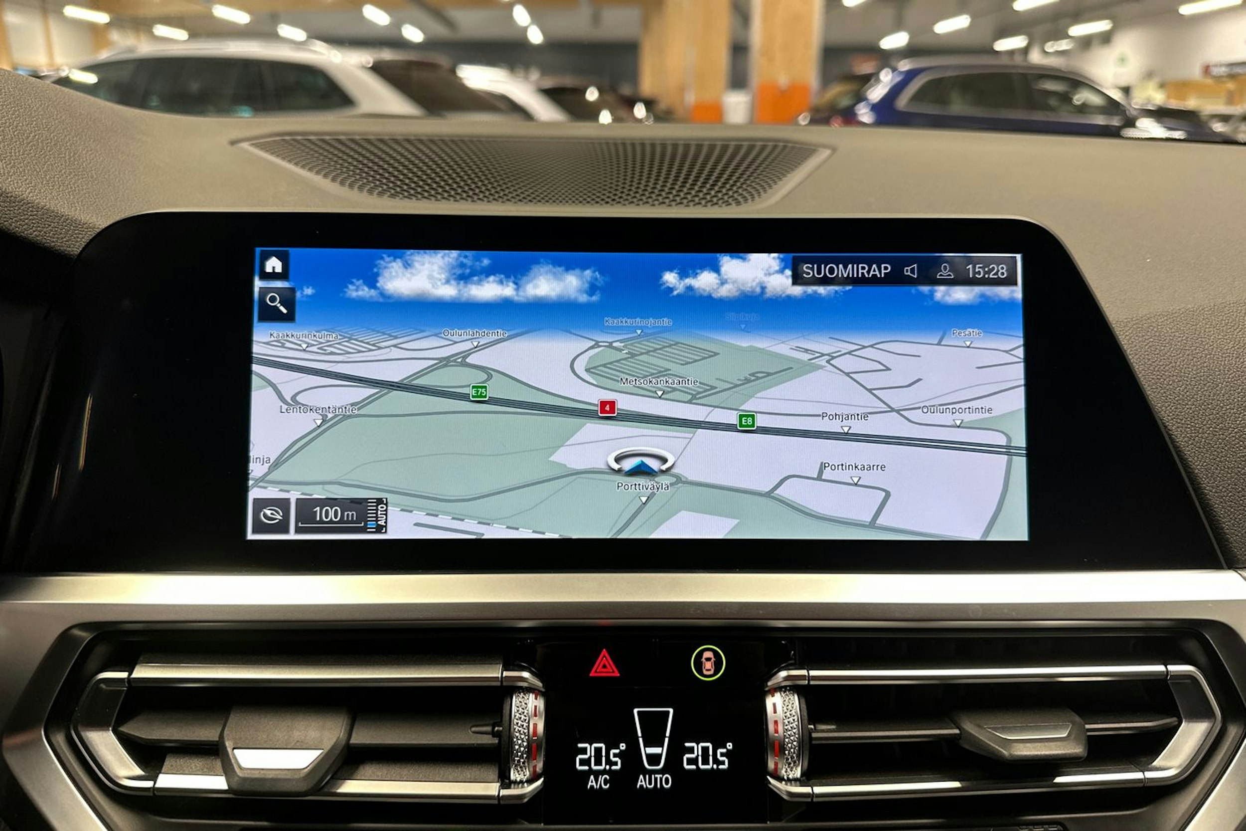 valkoinen BMW 330 2021 kuva 17.