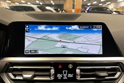 valkoinen BMW 330 2021 kuva 17.