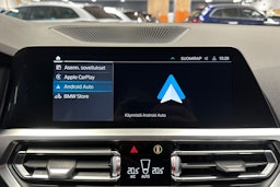 valkoinen BMW 330 2021 kuva 18.