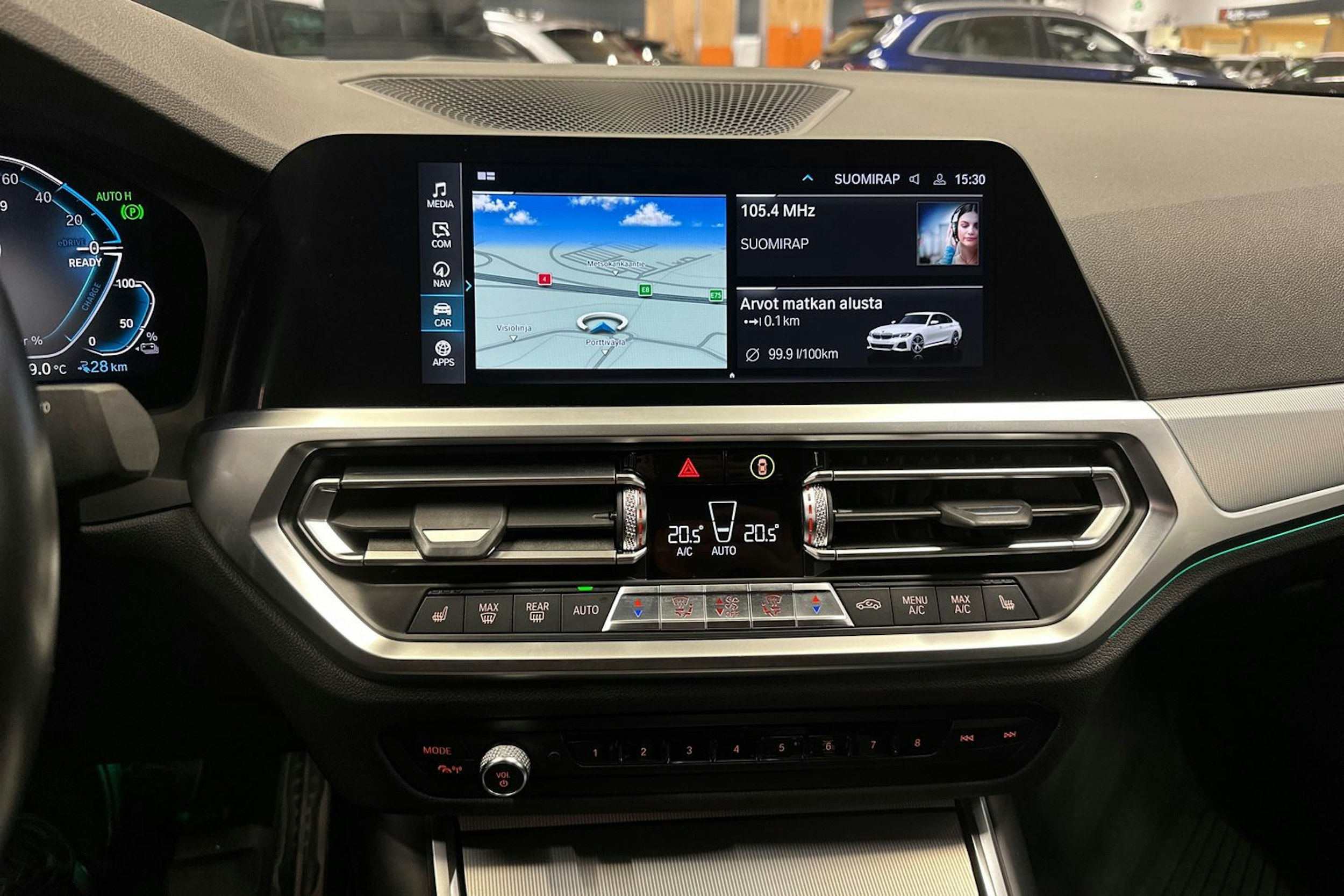 valkoinen BMW 330 2021 kuva 21.