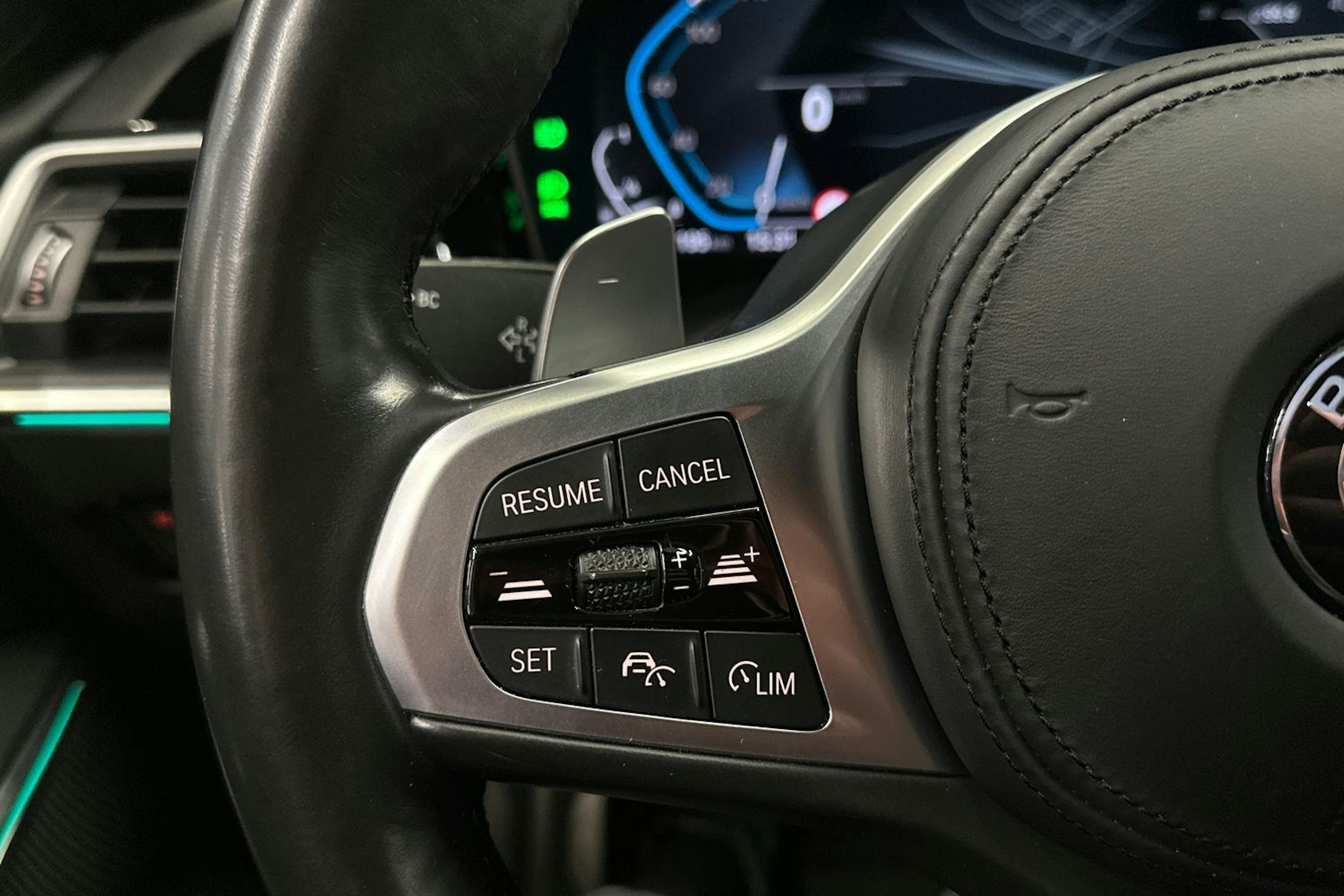 valkoinen BMW 330 2021 kuva 24.