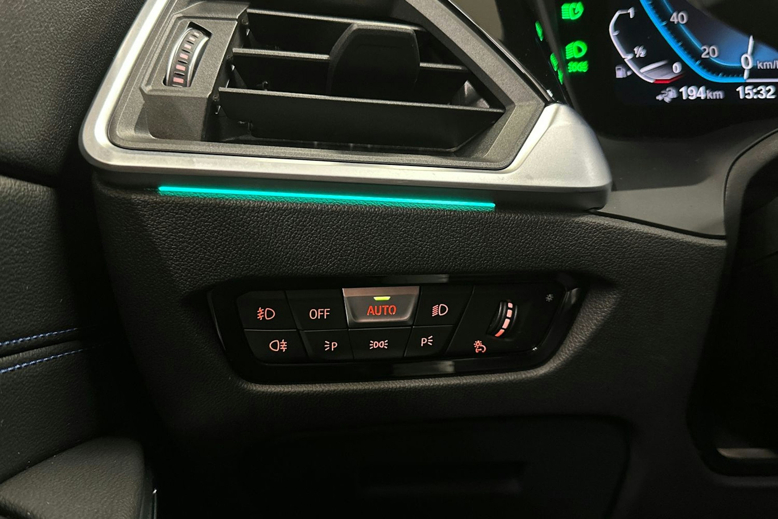 valkoinen BMW 330 2021 kuva 27.