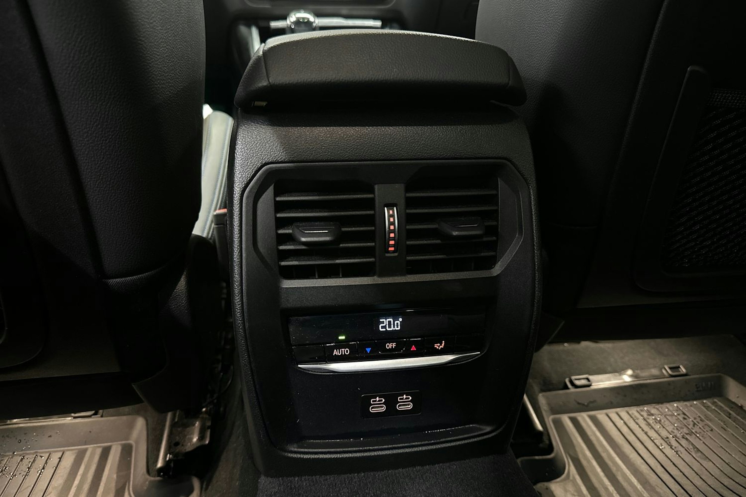 valkoinen BMW 330 2021 kuva 29.