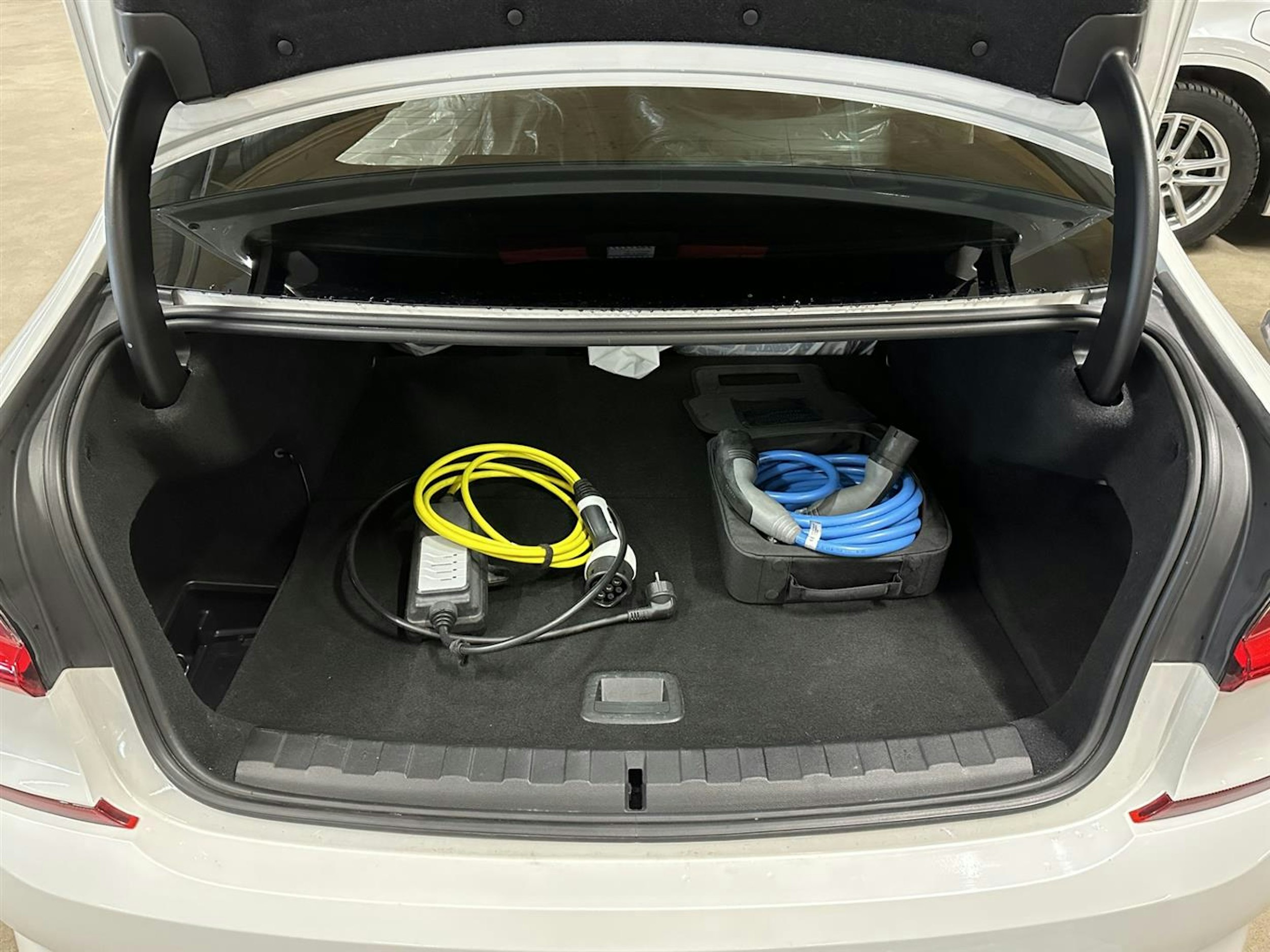 valkoinen BMW 330 2021 kuva 30.