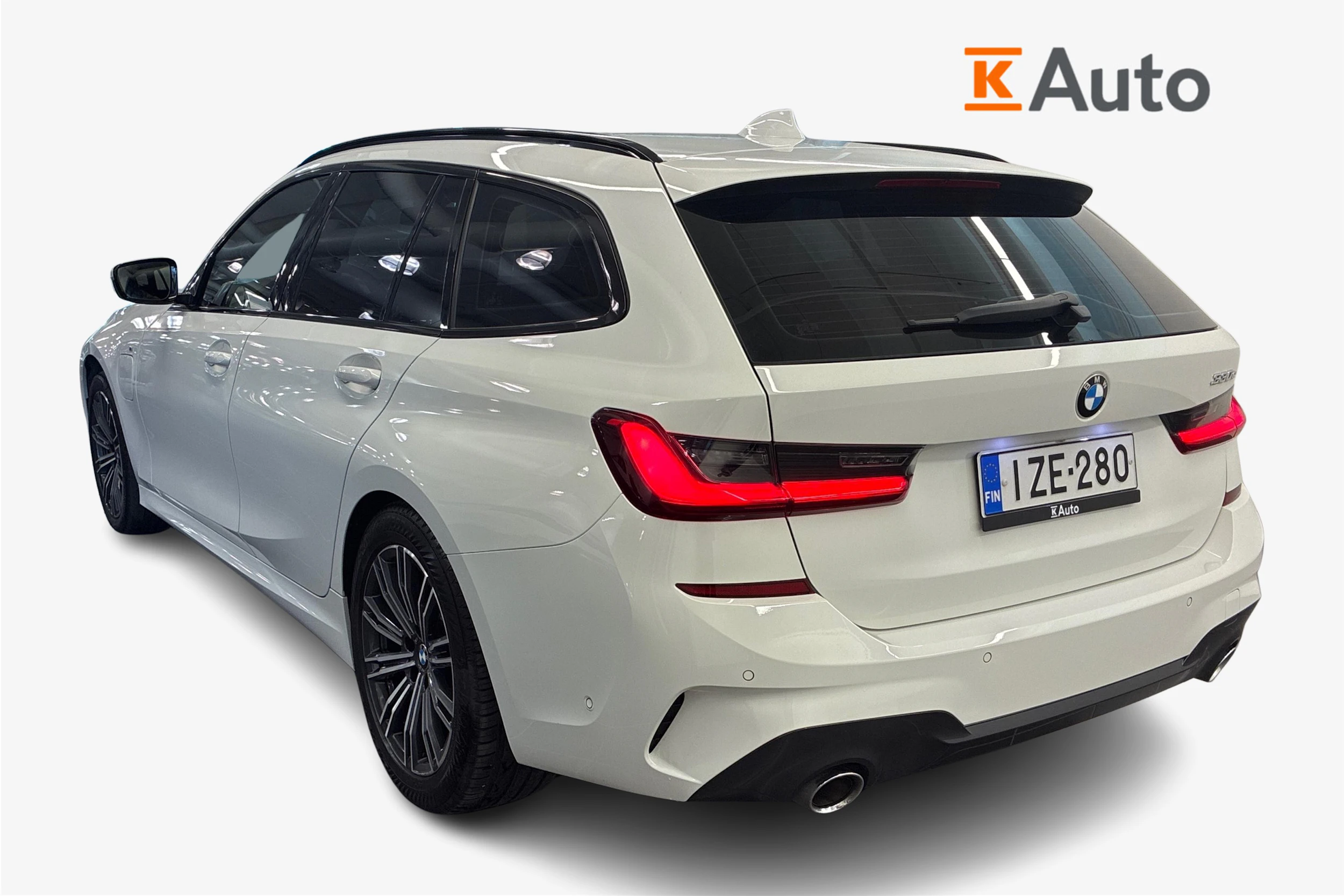 Valkoinen BMW 330 2021 kuva 2.