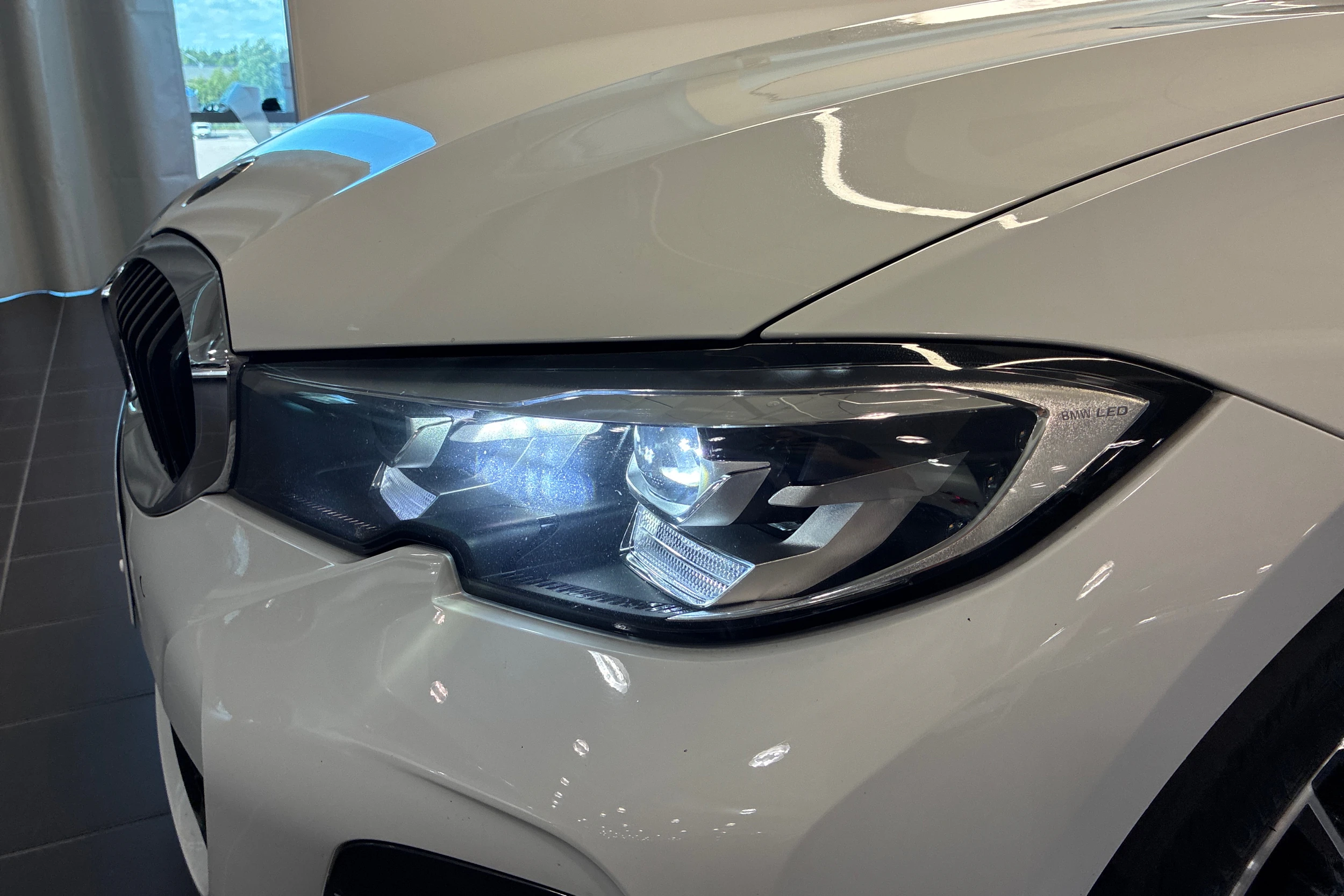 Valkoinen BMW 330 2021 kuva 22.