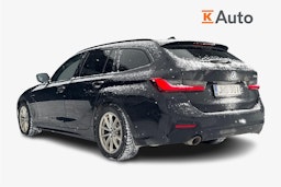 musta BMW 330 2021 kuva 2.