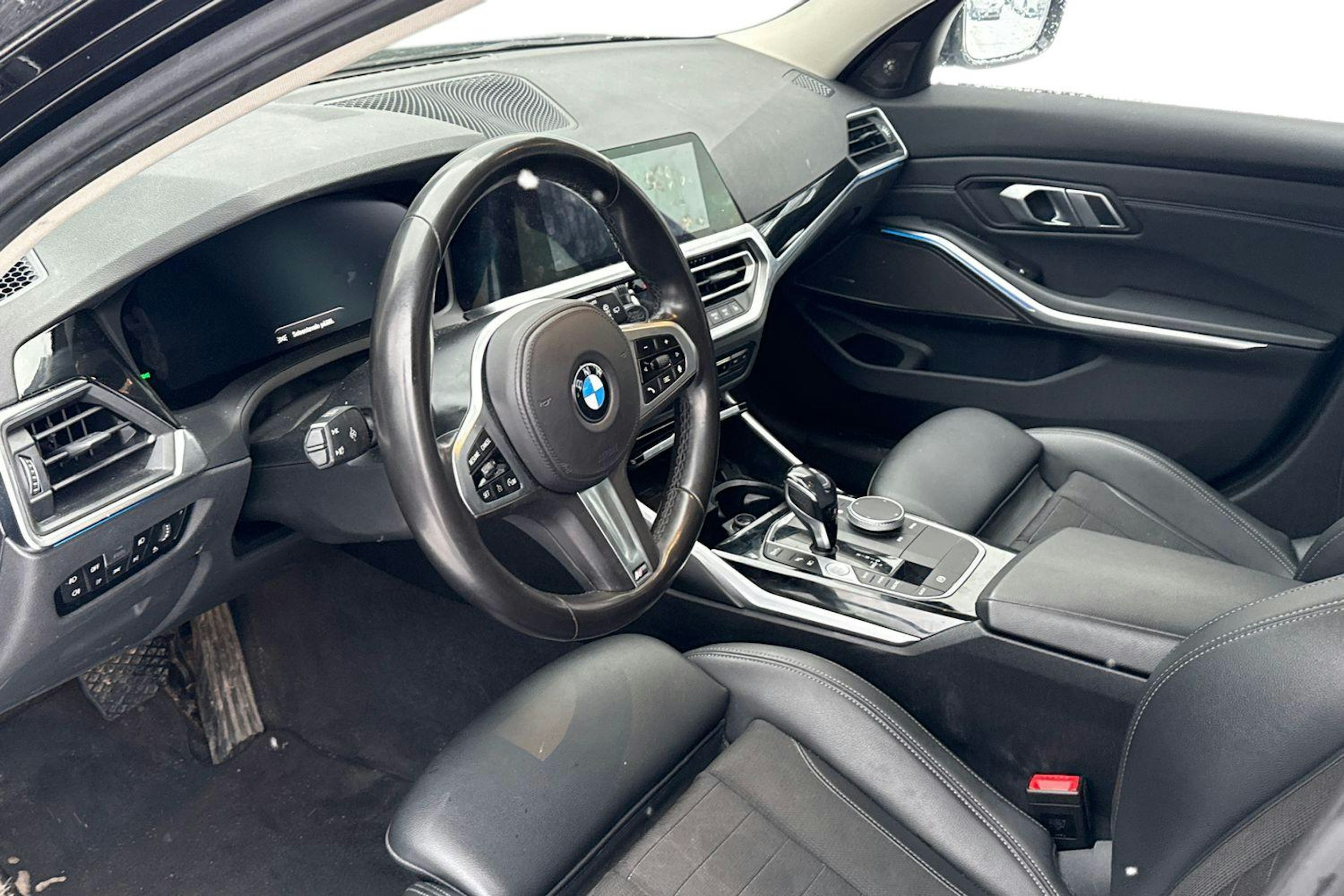 musta BMW 330 2021 kuva 3.