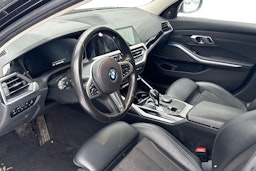 musta BMW 330 2021 kuva 3.