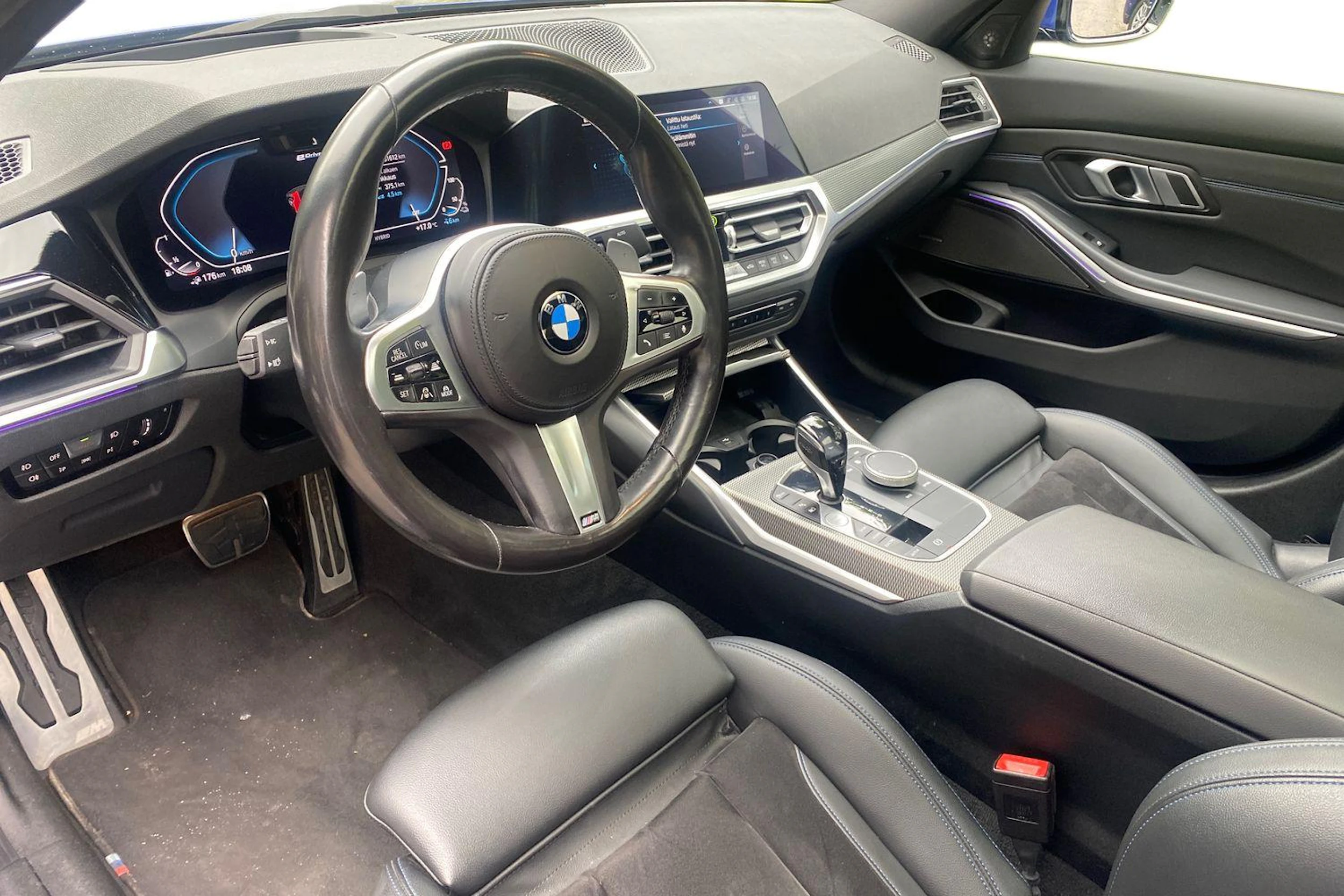 Sininen BMW 330 2021 kuva 3.