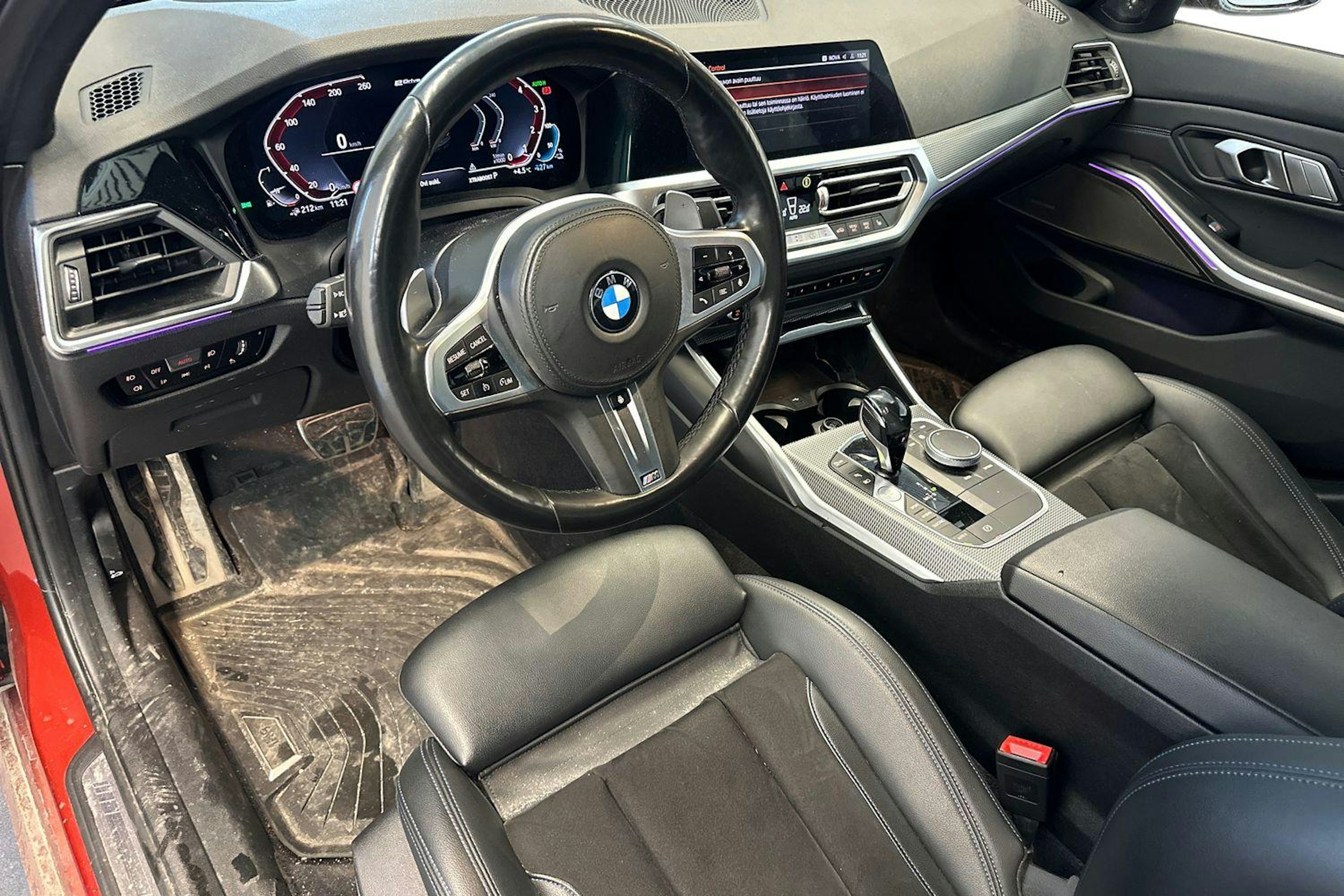 oranssi BMW 330 2021 kuva 3.