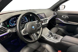 oranssi BMW 330 2021 kuva 6.