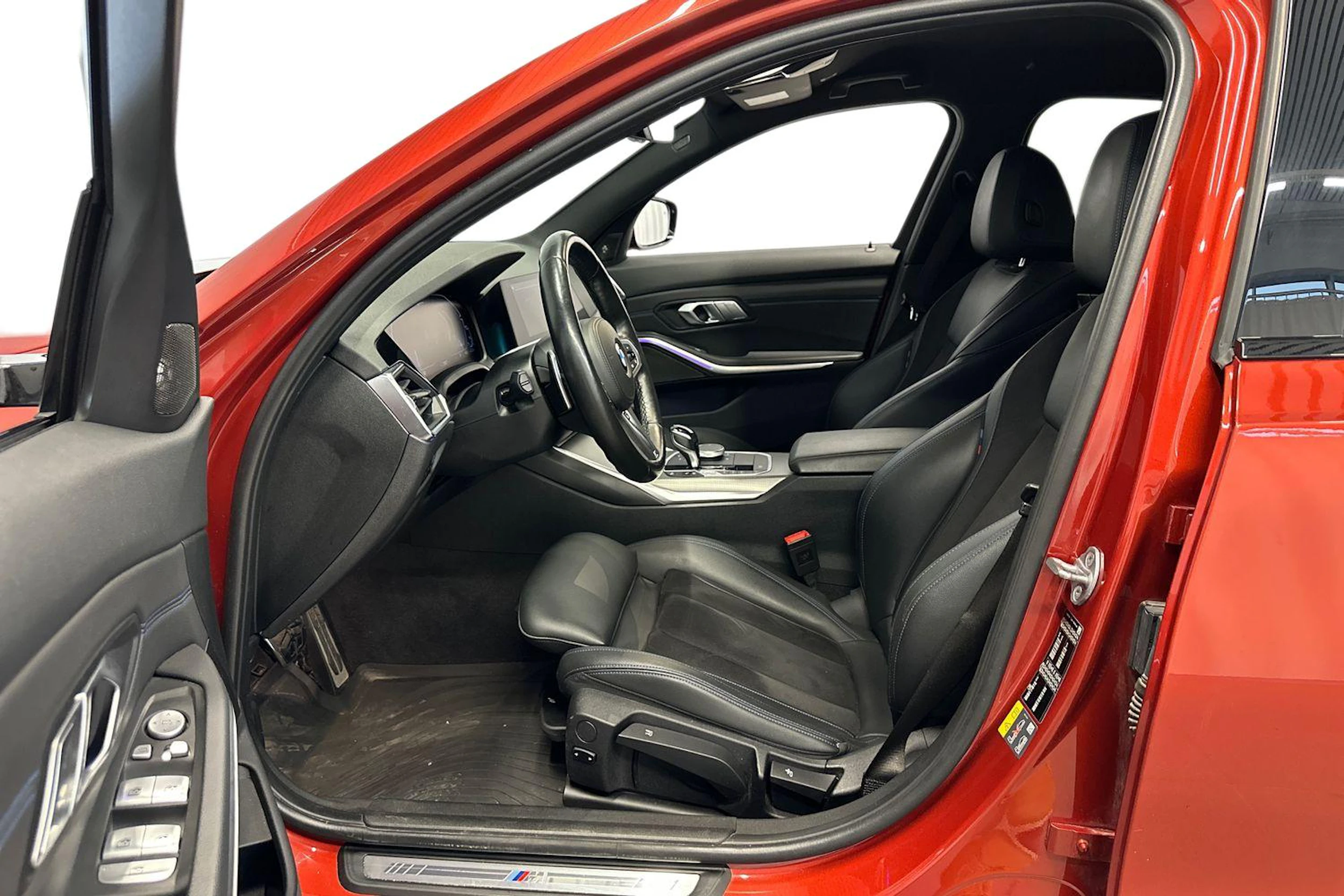 oranssi BMW 330 2021 kuva 9.