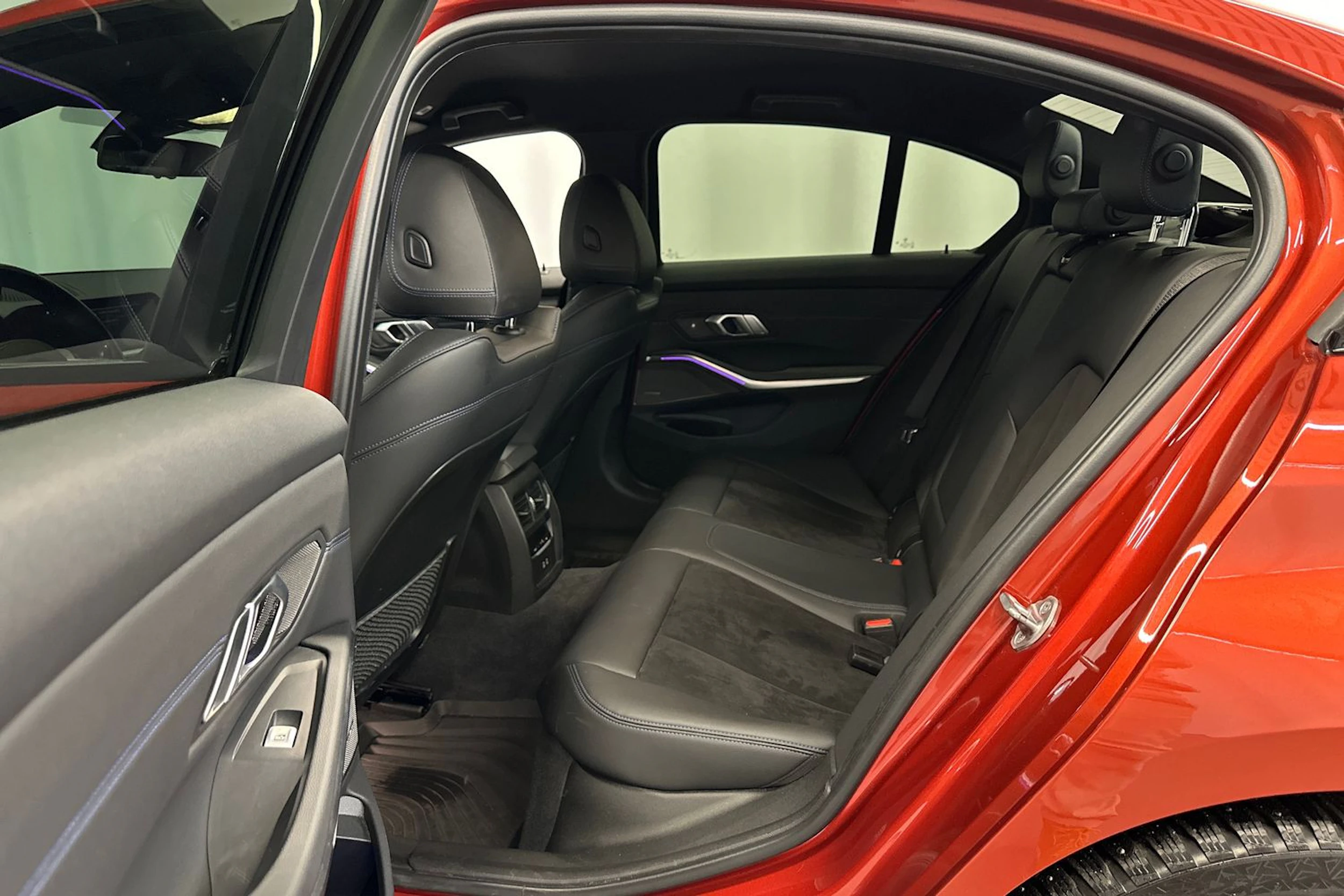 oranssi BMW 330 2021 kuva 10.