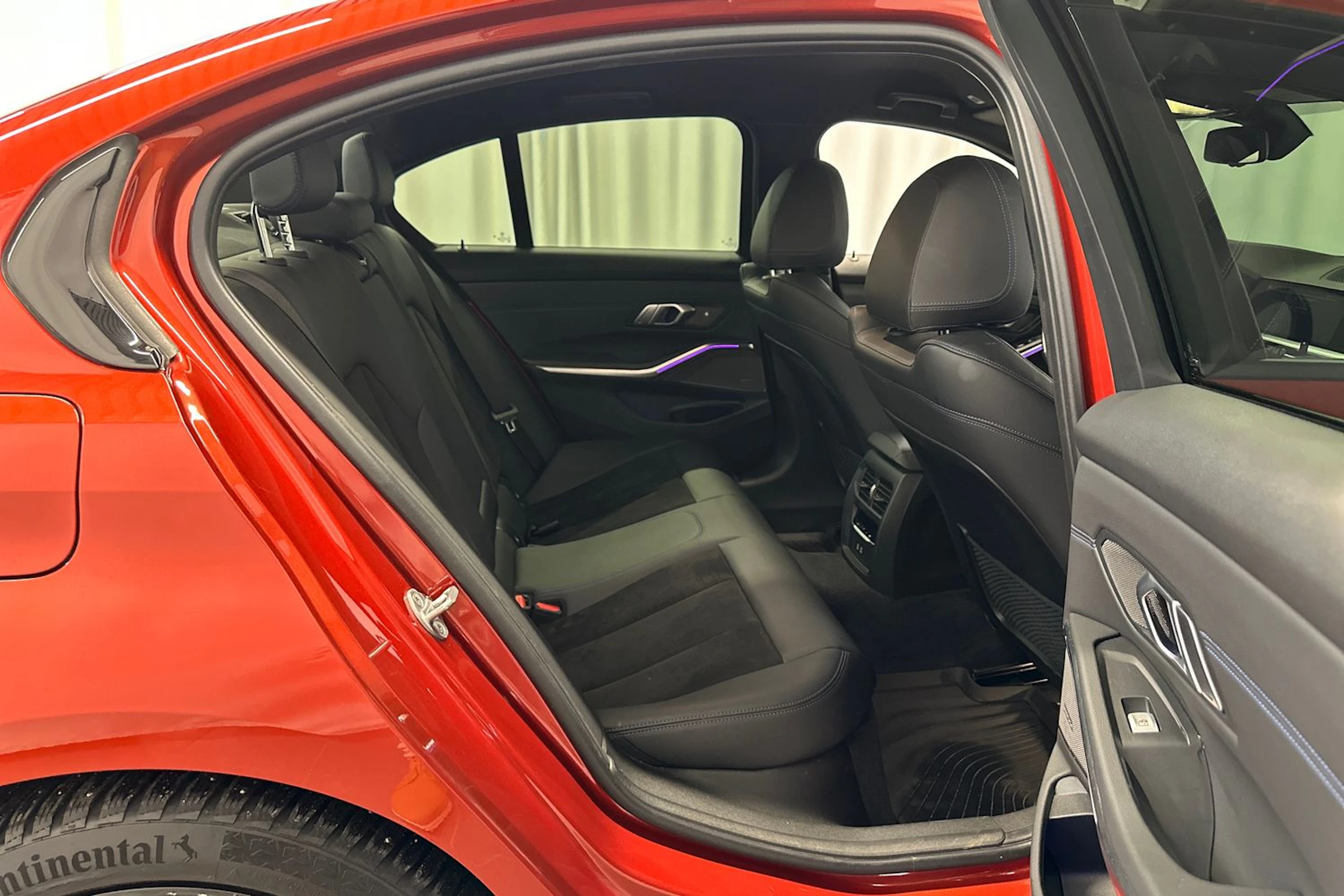 oranssi BMW 330 2021 kuva 12.